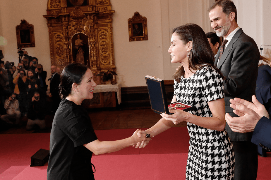 Eva Yerbabuena recibe la Medalla de Oro de Las Bellas Artes de mano de los Reyes de España